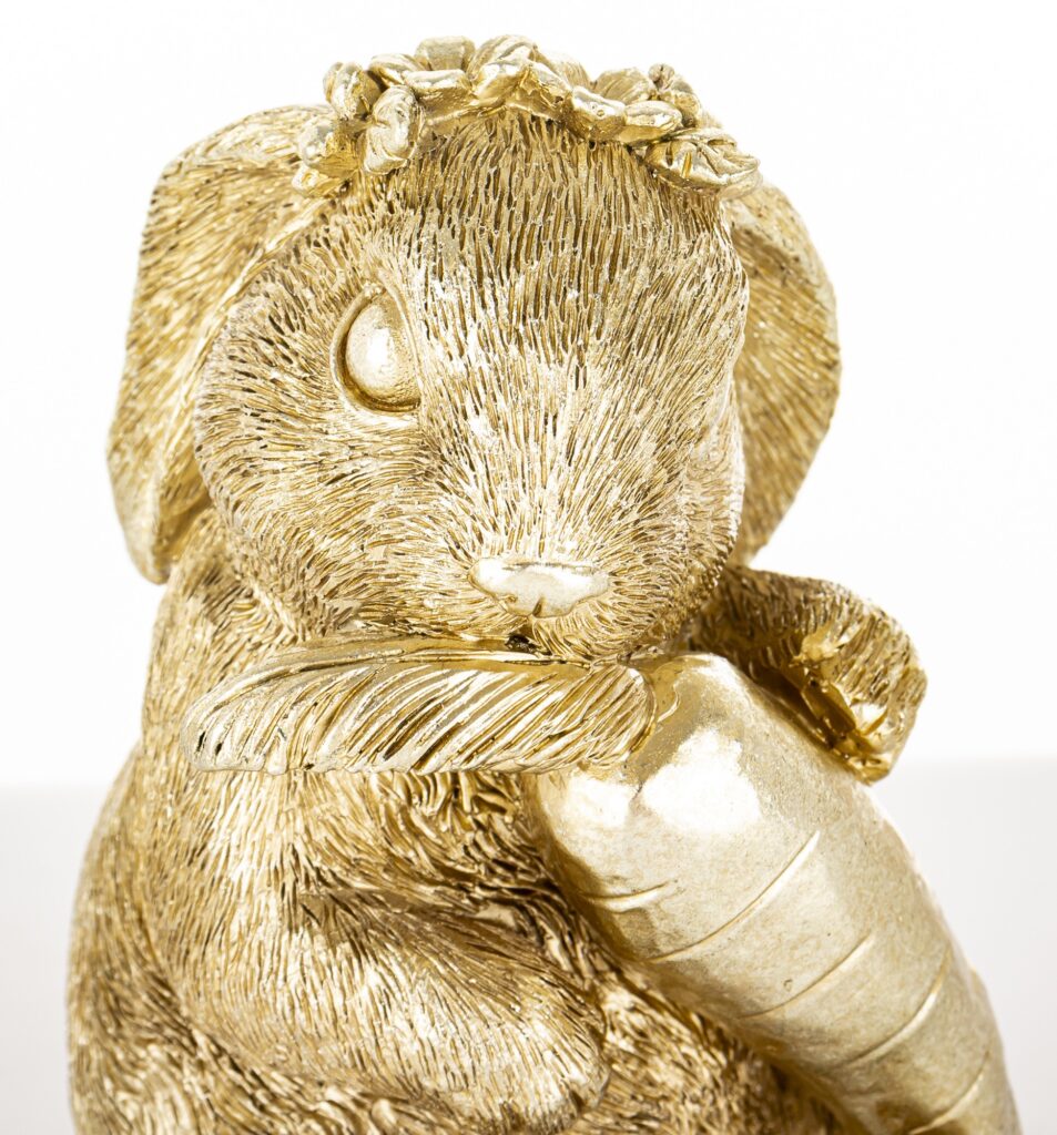 Złota figurka królik dekoracyjny z marchewką detal