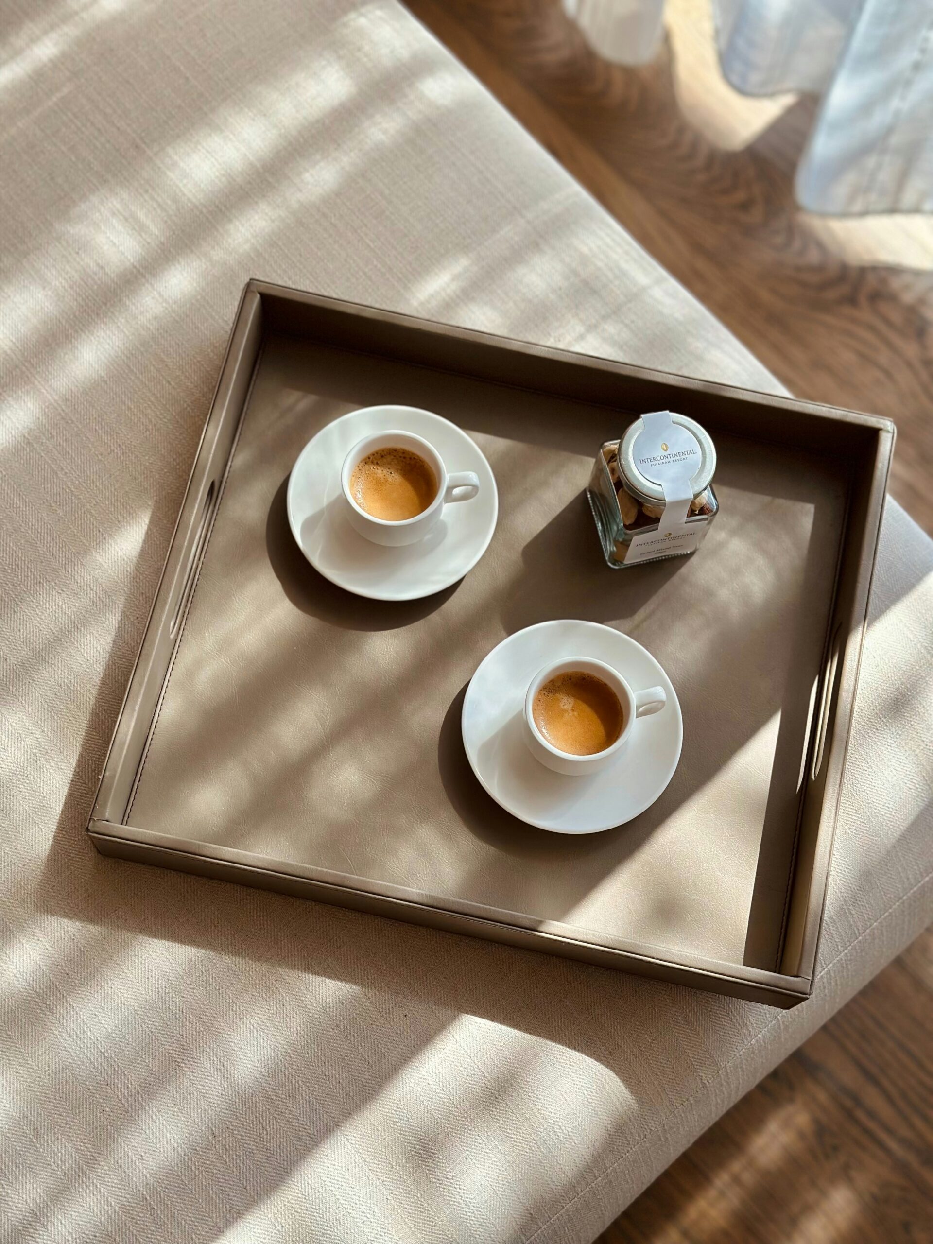 Tace dekoracyjne na stoliku kawowym w aranżacji wnętrza